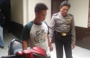 Pelaku dan barang bukti saat diamankan di Mapolsek Pasar